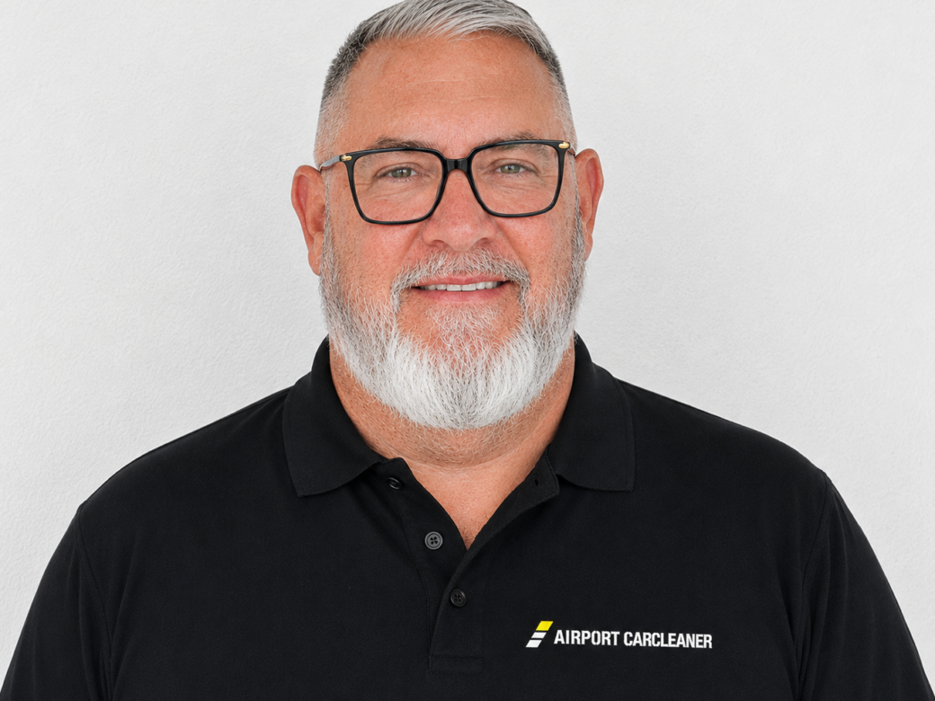 Stefan Langhammer, Inhaber von Airport CarCleaner, im schwarzen Firmenpolo