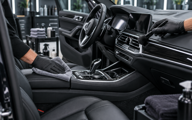 Intensive Innenreinigung von Mittelkonsole und Armaturenbrett eines SUV mit Mikrofasertuch